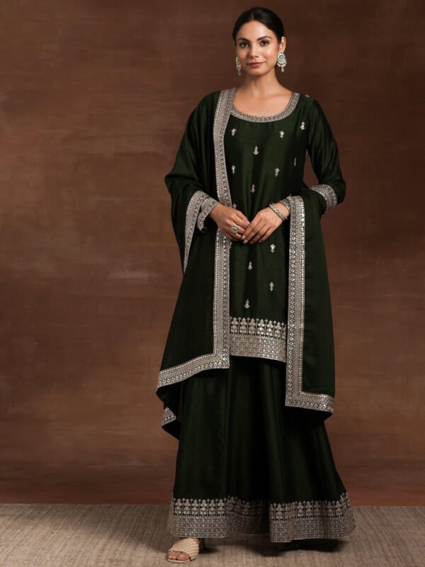 Green Embroidered Silk Blend Straight Suit With Dupatta - Image 4