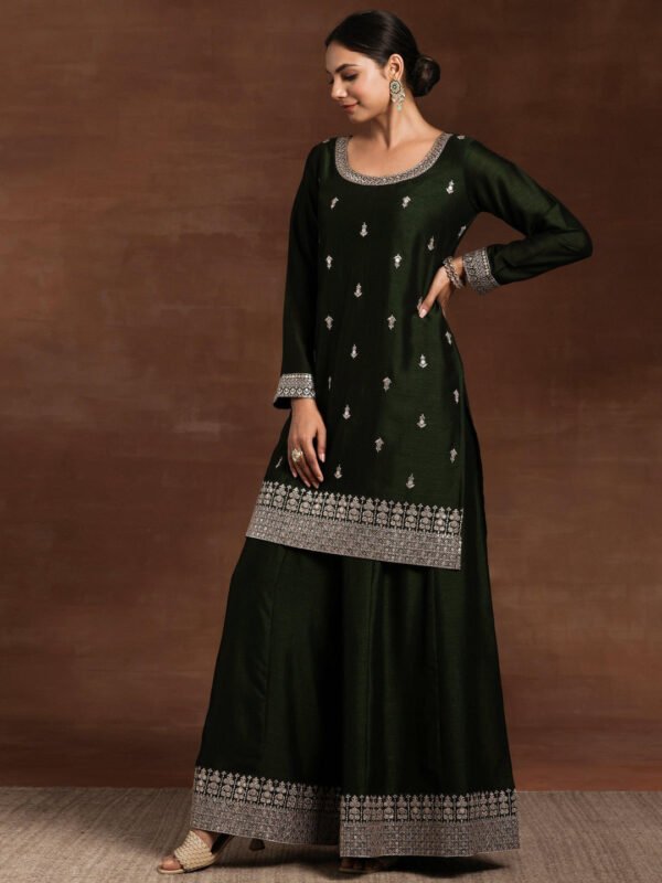 Green Embroidered Silk Blend Straight Suit With Dupatta - Image 3