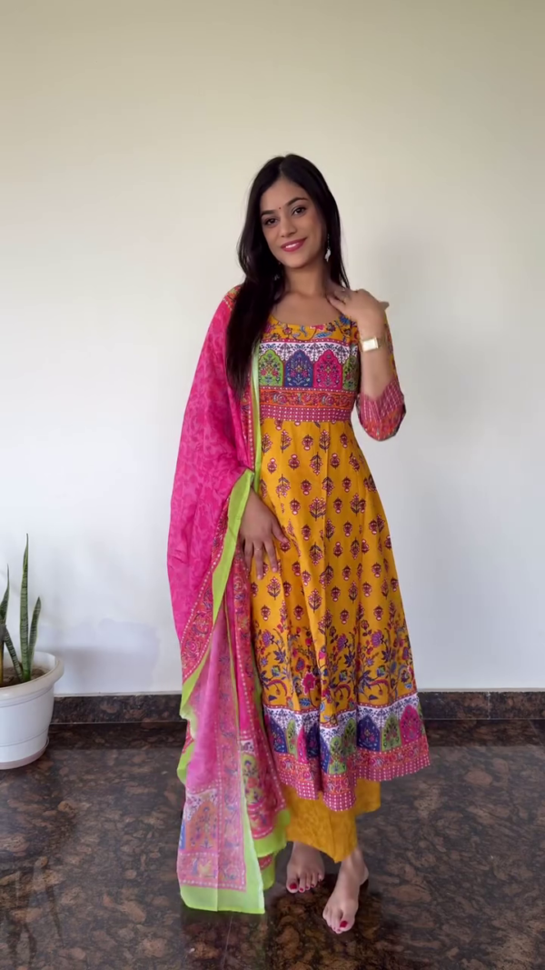 Women Floral Embroidered Regular Kurti with Trousers & With Dupatta - Image 3