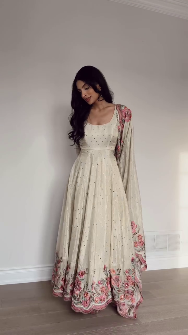 Women White Floral Printed Regular Kurta with Trousers & With Dupatta - Image 3